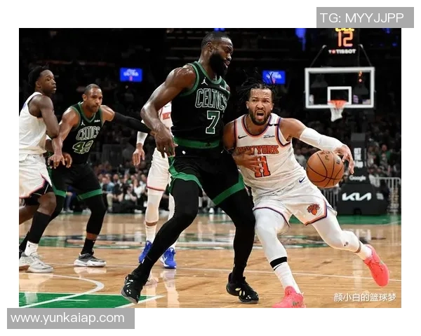 布朗遭遇滑铲未判犯规主裁解释两人滑倒导致未吹哨