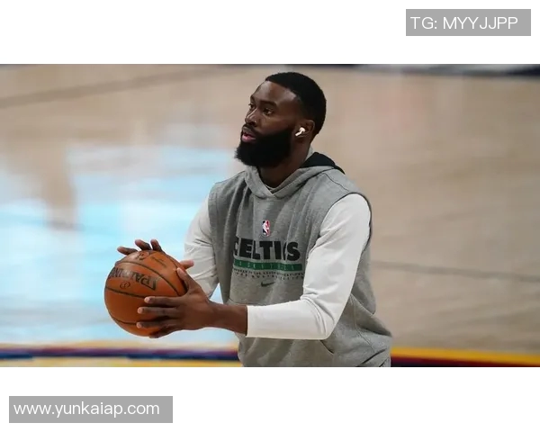 开拓者乐福赠送球衣给老乡塔图姆感谢他一直以来的支持与鼓励