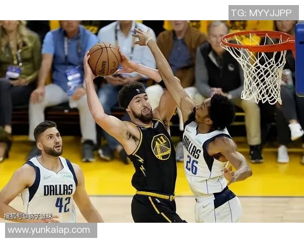 哈克斯替补登场26分钟高效表现14投9中斩获21分3篮板2助攻